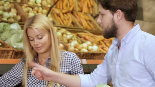 Пара покупок в овощном отделе супермаркета — стоковое видео