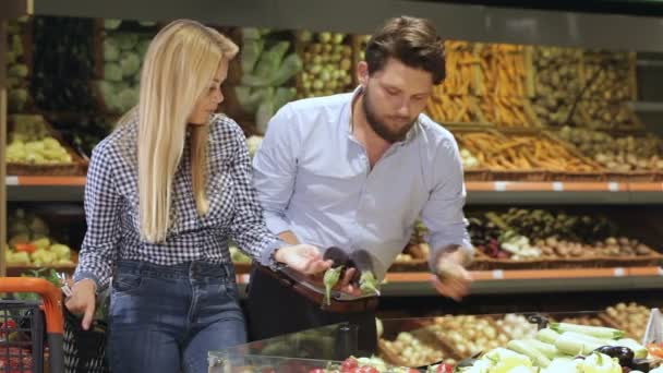 Couple acheter aubergines au centre commercial — Video