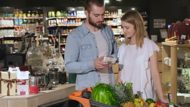 Casal escolher chá no hipermercado — Vídeo de Stock