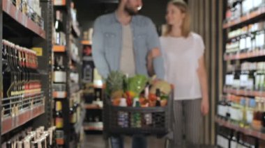 süpermarkette alışveriş Çift