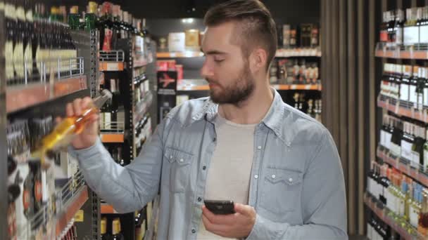 Man chooses beverages at the supermarket — Stock Video