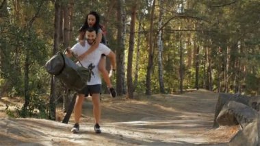 Erkek arkadaşı arkasında kadın uzun yürüyüşe çıkan kimse atlama