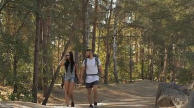 Kaç yürüyüşçü birbirlerinin elini tutar