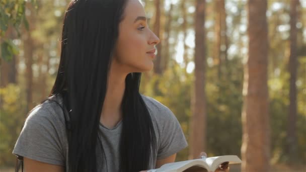 Femme randonneur lit livre à la forêt — Video