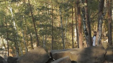 Çift hiking kayaya tırmanıyor