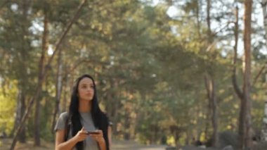 Kadın uzun yürüyüşe çıkan kimse haritalar onun smartphone içinde kullanır.