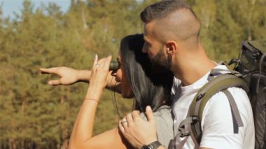 dürbün ile seyir kadın uzun yürüyüşe çıkan kimse