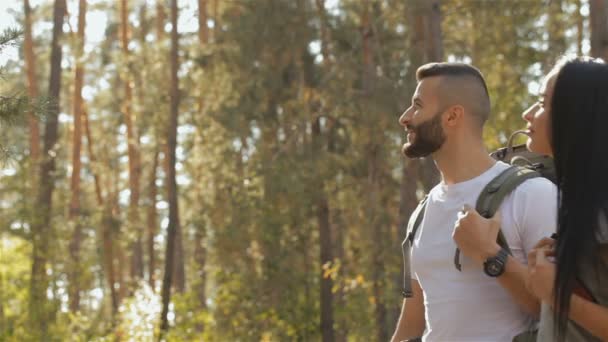 Hombre excursionista muestra el camino a su novia — Vídeos de Stock