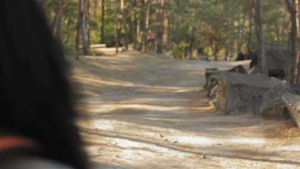 Piesze wycieczki para zwojów rundy w lesie — Wideo stockowe