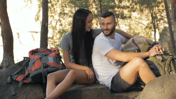 Escursionismo coppia parlando nella foresta — Video Stock