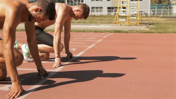 Dois atletas começam a correr no estádio — Vídeo de Stock