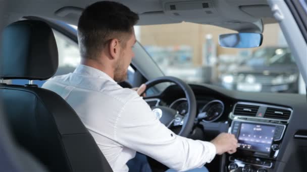 Homem toca na tela sensível ao toque do console do carro — Vídeo de Stock