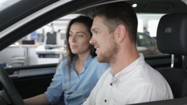 Adamın parmağını arabanın içinde ortaya çıkıyor