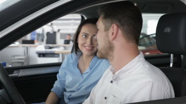 Un par de conversaciones dentro del coche en el concesionario — Vídeos de Stock