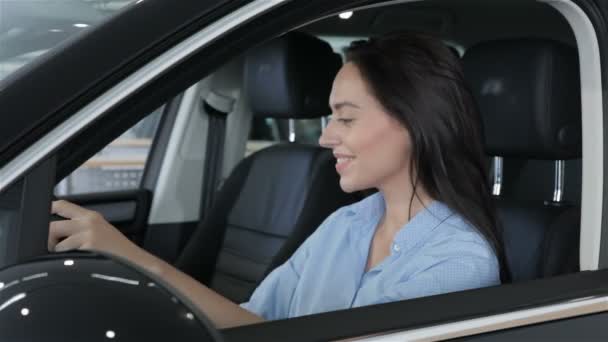 Женщина касается руля в машине — стоковое видео