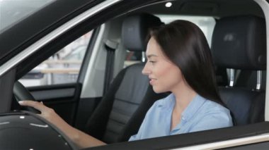 Kadın dikkat et araba penceresi