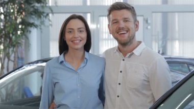 Kadın araba anahtarı galeride gösterir.