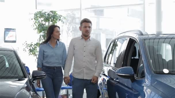 Casal vem para o SUV azul na concessionária — Vídeo de Stock