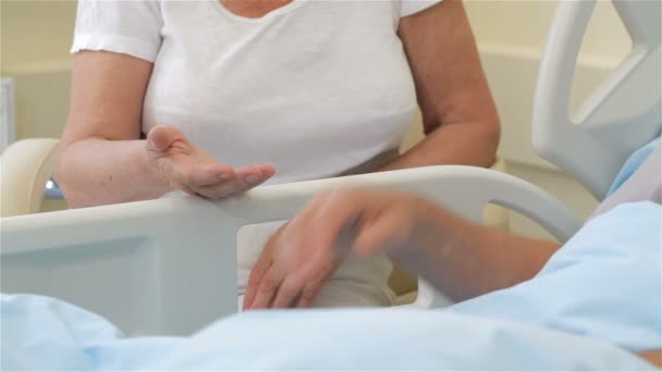 El enfermo mayor puso su mano en la palma de su mujer — Vídeos de Stock