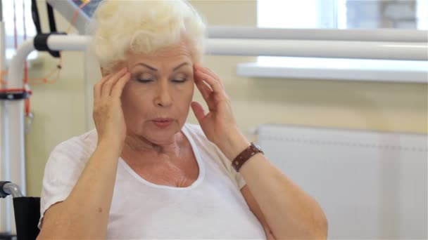 여성 환자는 그녀의 머리를 마사지 — 비디오