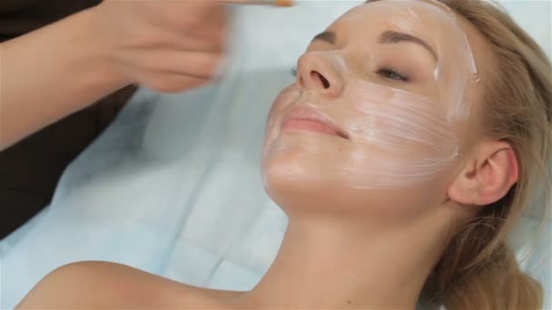 Kosmetička rozmazává obličeje léčba klientkami nosu — Stock video