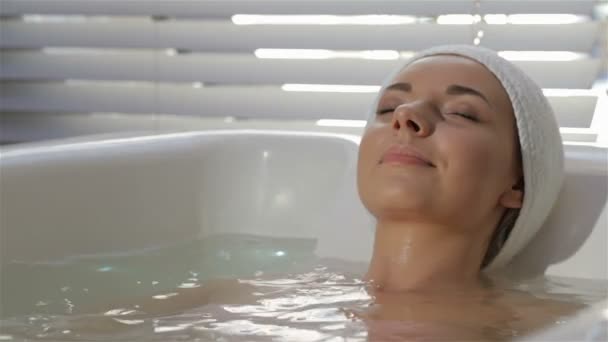 Woman shows her thumb up at the therapeutic bath — Stock Video