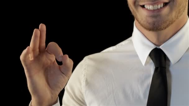 Mann faltet seine Finger in ein Zeichen — Stockvideo
