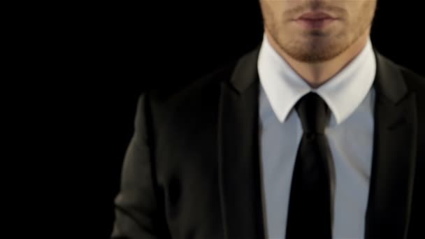 男子黑色套件中的显示他的拳头 — 图库视频影像
