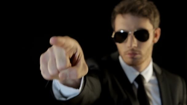 Homem vestido como segurança aponta o dedo indicador — Vídeo de Stock