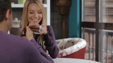 Çift bir tarih café'de vardır.