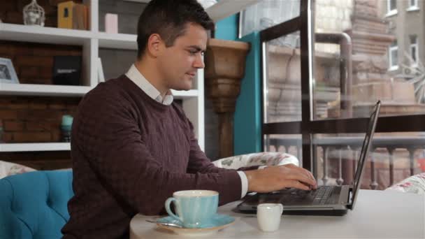 L'uomo finisce di lavorare sul laptop — Video Stock