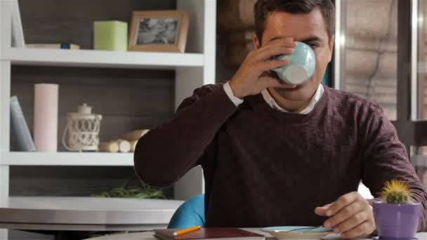 Man touches the cup with coffee by his fingers — Stock video