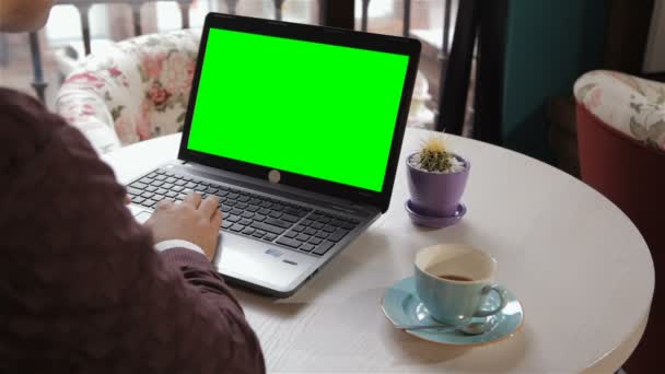 El hombre mira la pantalla del ordenador portátil — Vídeos de Stock