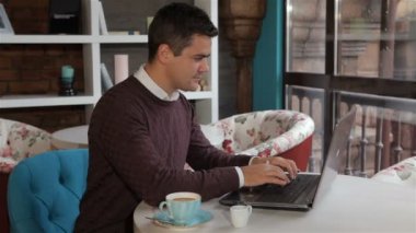 Adam dizüstü café'de kullanır.