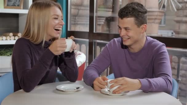 Paar flirts in het café — Stockvideo