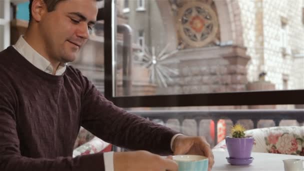 Homem bebe café no café — Vídeo de Stock