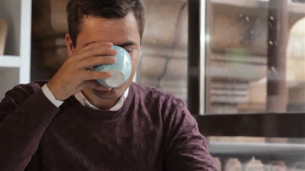 L'uomo guarda fuori dalla finestra al caffè — Video Stock