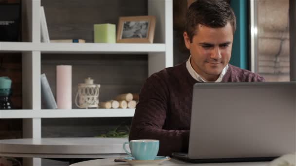 Man doet een beroep op de telefoon in het café — Stockvideo