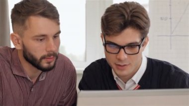 Adam bir şey üstünde laptop erkek meslektaşları için gözlük explaines