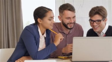 İki erkek ve bir kadın laptop bak