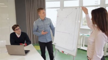 Kadın explaines ofiste onun meslektaşım grafiğe
