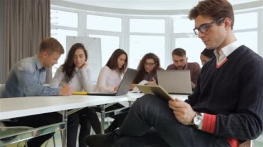 Ofiste çalışan genç yöneticilerinin yaratıcı ekibi