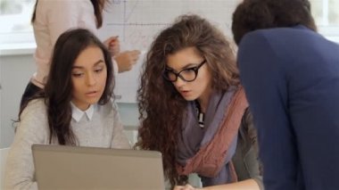 Dört kadının yaratıcı ekibi işe aktif ofiste