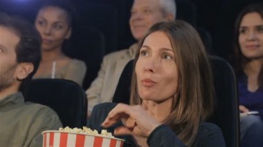 Sinema Salonu, ağız patlamış mısır kadın koyar
