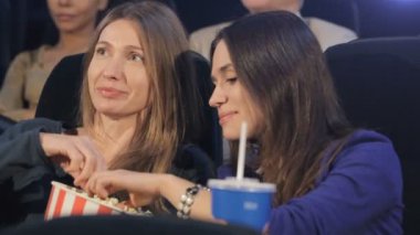 Kız sinema womans Kova patlamış mısır alır
