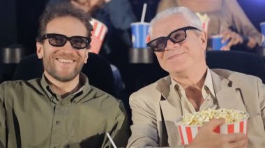 İki adam film sinemasında 3D film seyretme