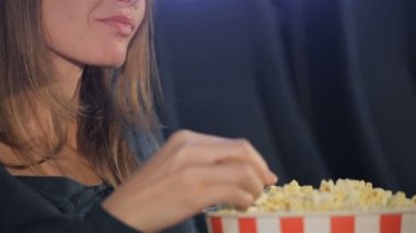 Kadın Kova patlamış mısır gevreği alır