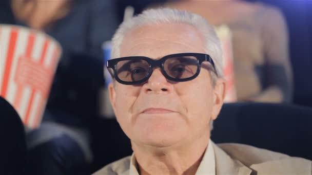 Senior man skrattar på biografen — Stockvideo