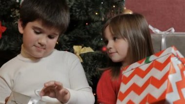 Bakın çocuklar onların Noel hediyeleri