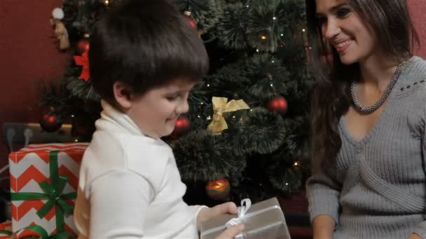 Μητέρα και γιος κάνει Εσκιμώος φιλί κοντά το χριστουγεννιάτικο δέντρο — Αρχείο Βίντεο